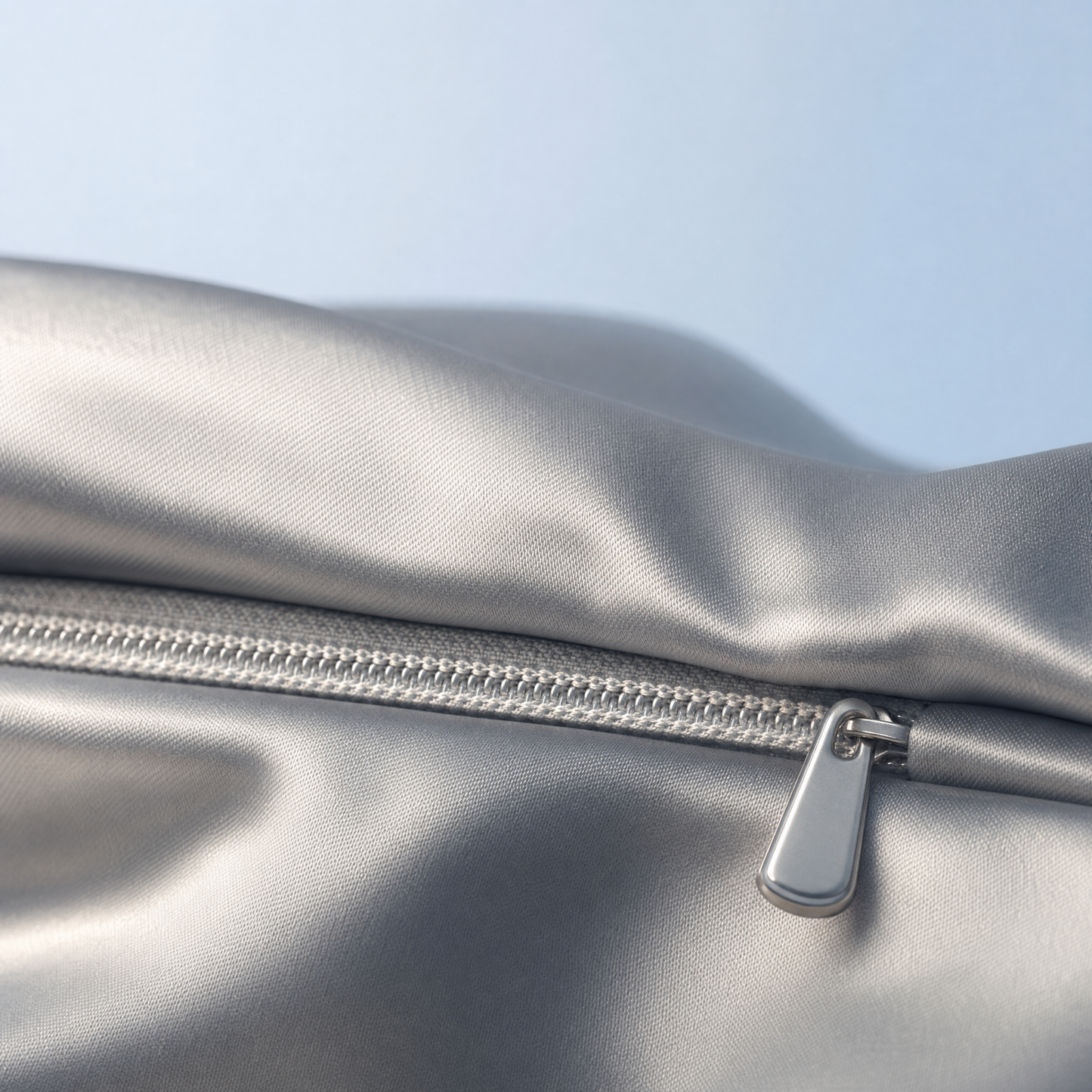 Détail de la fermeture zippée de la Housse Satin Platine